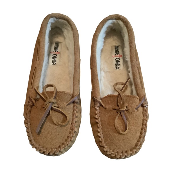 Minnetonka Sheepskin Moccasin Slipper style# 4032 - Picture 4 of 5